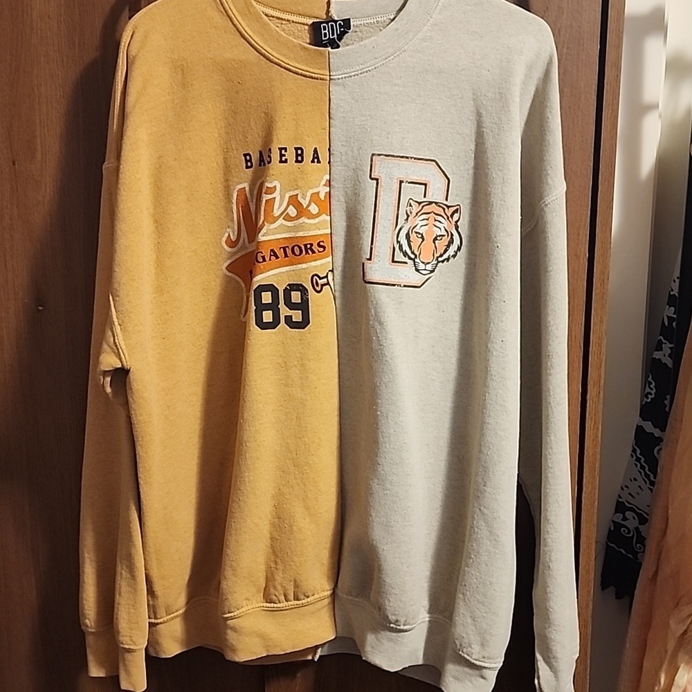 BDG Vintage Crew neck SIZE Large Vintage Super 😎 EUC